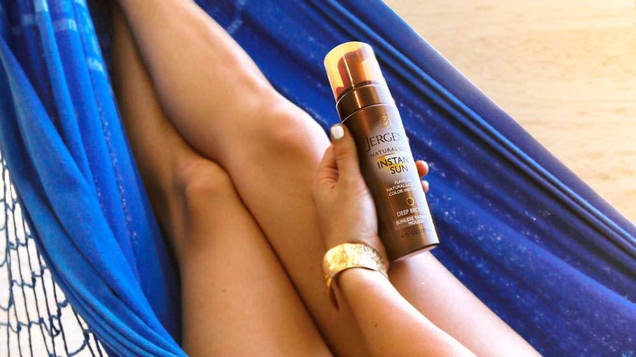 Jergens Natural Glow Instant Sun Moisturizing Lotion dries within 60 seconds, and can have dramatic effects, but just be careful not to stain your clothes.